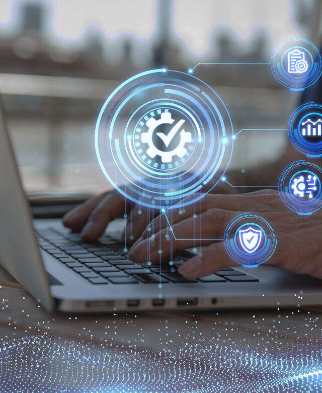 Profesional trabajando en un portátil con paneles de ciberseguridad y monitoreo